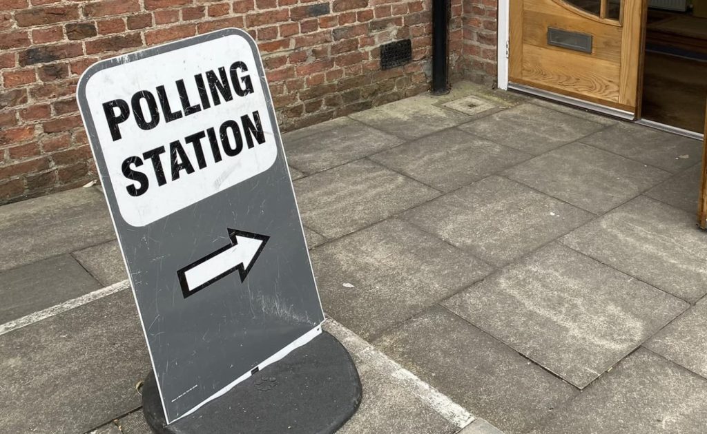 A 'polling station' sign